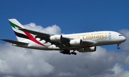 Chiếc máy bay A380 của hãng Emirates hạ cánh ở sân bay quốc tế Auckland. Ảnh: David Wall