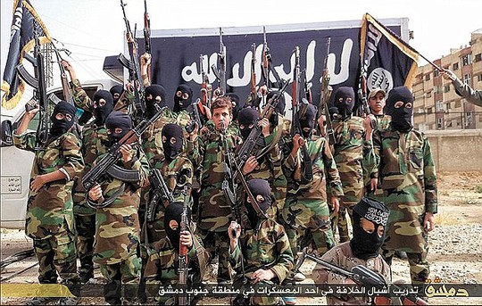 Những tay súng nhí do IS đào tạo. Ảnh: Daily Mail