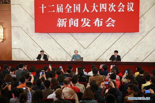 Người phát ngôn Quốc hội Trung Quốc Phó Oánh (giữa) trong cuộc họp báo ngày 4-3. Ảnh: TÂN HOA XÃ