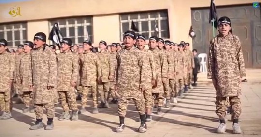 
Các chiến binh nhí đóng vai trò không nhỏ trong tổ chức khủng bố IS. Ảnh: MIRROR
