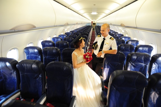 Độc đáo bộ ảnh cưới của 2 phi công Vietjet trong buồng lái