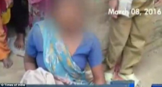 Người phụ nữ trên bị cưỡng hiếp tập thể ngay trước mắt con gái 3 tuổi. Ảnh: Times of India