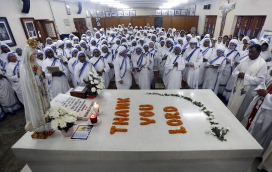 Các nữ tu của dòng Thừa Sai Bác Ái tham dự một buổi lễ tại mộ của Mẹ Teresa ở TP Kalkota - Ấn Độ hôm 15-3. Ảnh: REUTERS