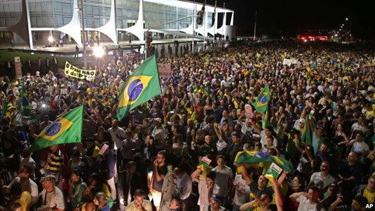 Người biểu tình phản đối cựu Tổng thống Lula bên ngoài phủ tổng thống. Ảnh: AP