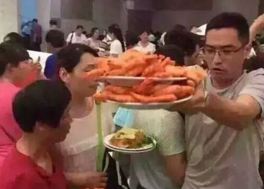 
Khách Trung Quốc giành giật đồ ăn trong tiệc buffet. Ảnh: Shanghaiist

 
