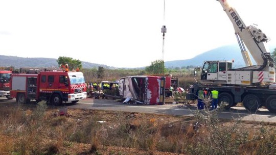 Hiện trường vụ tai nạn xe buýt khiến 13 sinh viên thiệt mạng tại Tây Ban Nha. Ảnh: AP