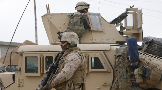 
Một nhóm lính thủy đánh bộ Mỹ thuộc đơn vị lính thủy đánh bộ viễn chinh số 26 đã được điều động tới Iraq. Ảnh: REUTERS

