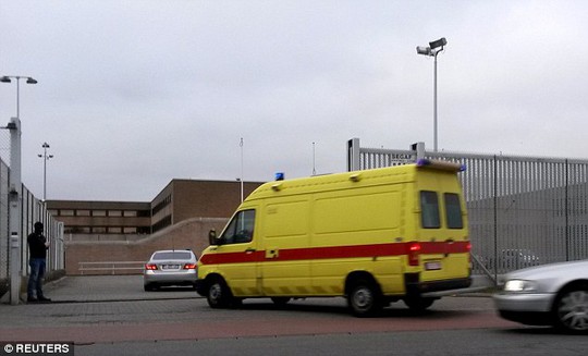 
Chiếc xe được cho là chở nghi phạm Salah Abdeslam tới nhà tù ở TP Bruges - Bỉ. Ảnh: REUTERS
