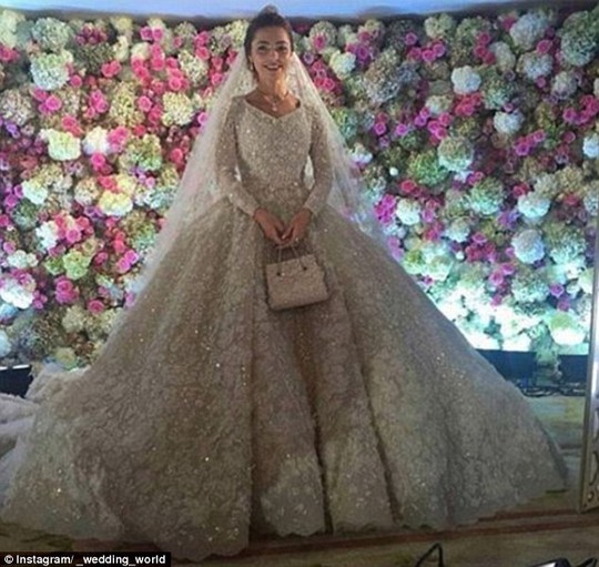 
Bộ váy cưới lộng lẫy nhập khẩu từ Paris – Pháp của cô dâu. Ảnh: Instagram

 
