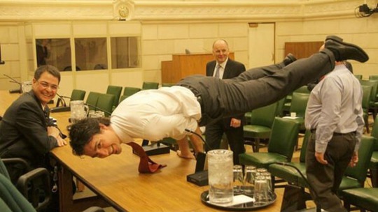 Ông Trudeau phô diễn tư thế con công trong yoga. Ảnh: Justin Trudeau