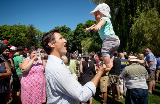 
Ông Trudeau có sở thích nâng em bé bằng 1 tay. Ảnh: Instagram
