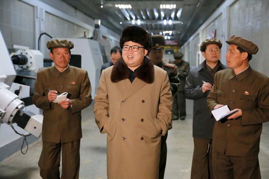 
Nhà lãnh đạo Triều Tiên Kim Jong-un thị sát khu công nghiệp phức hợp Ryongsong ngày 2-4 Ảnh: REUTERS
