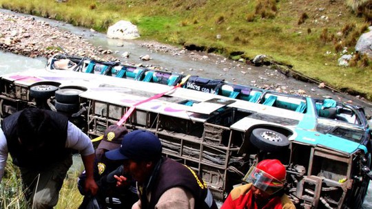Xe buýt rơi xuống sông Mapacho. Ảnh: RTE