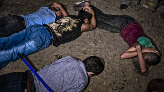 Những người bị tình nghi là thành viên của các băng đảng bị cảnh sát bắt giữ trong một đợt truy quét. Ảnh: Juan Carlos/Newsmodo