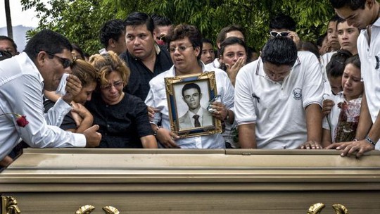 Đám tang của thanh niên 17 tuổi Erick Mauricio Ancheta Rodríguez, bị bắn 17 phát đạn khi đang đợi xe buýt. Ảnh: Juan Carlos/Newsmodo