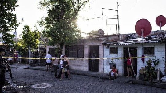 
Người dân tại hiện trường một vụ giết người kép nơi 2 anh em ruột bị bắn chết vào sáng sớm. Ảnh: Juan Carlos/Newsmodo

 
