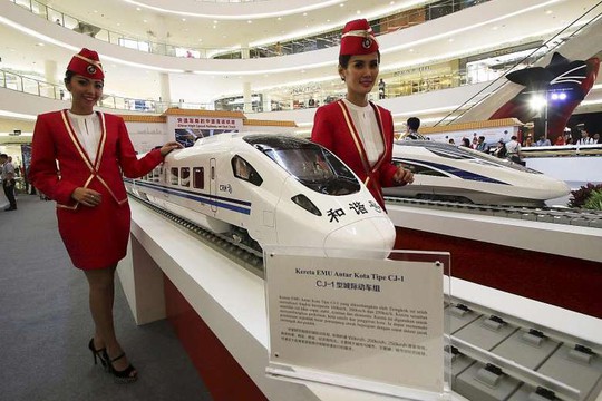 
Một mô hình đường sắt cao tốc của Trung Quốc trưng bày trong một triển lãm ở Jakarta hồi tháng 8-2015. Ảnh: REUTERS
