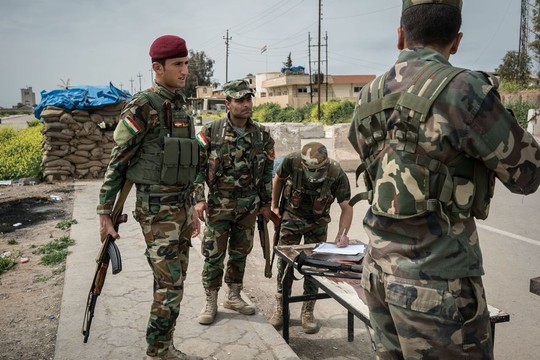 Binh lính người Kurd chốt tại Rabia, phía Tây Bắc Iraq. Ảnh: AP