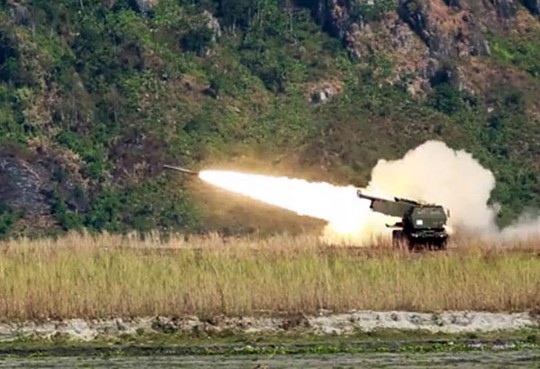 
Quân đội Mỹ phóng tên lửa từ hệ thống HIMARS tại thung lũng Crow ngày 4-4. Ảnh PHILSTAR
