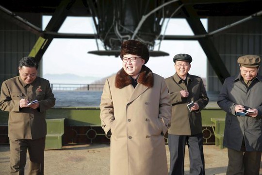 
Lãnh đạo Kim Jong-un thăm trung tâm vũ trụ Sohae. Ảnh: REUTERS
