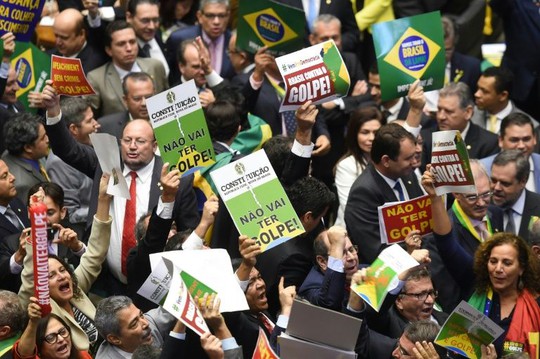 
Nếu đa số nghị sĩ ở Thượng viện chấp thuận luận tội, bà Rousseff sẽ bị tạm đình chỉ chức vụ. Ảnh: YAHOO NEWS
