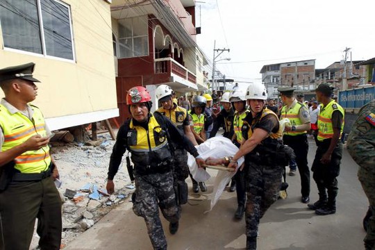 Cảnh sát cáng thi thể của một nạn nhân trận động đất ở khu Tarquil, TP Manta. Ảnh: REUTERS