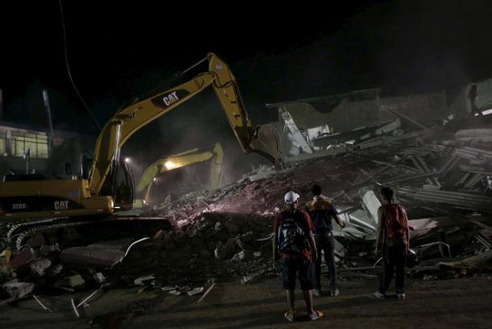 Lực lượng cứu hộ đào bới đống đổ nát của 1 khách sạn tại TP Portoviejo. Ảnh: REUTERS