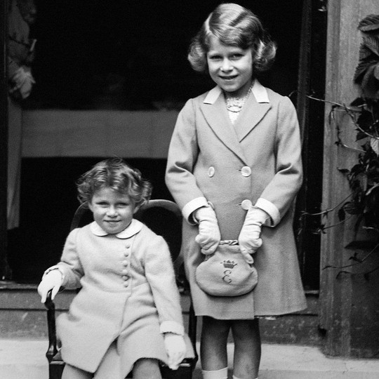 
Cả công chúa Elizabeth và em gái Margaret Rose – sinh năm 1930 – đều được học tại nhà. Ảnh: AP
