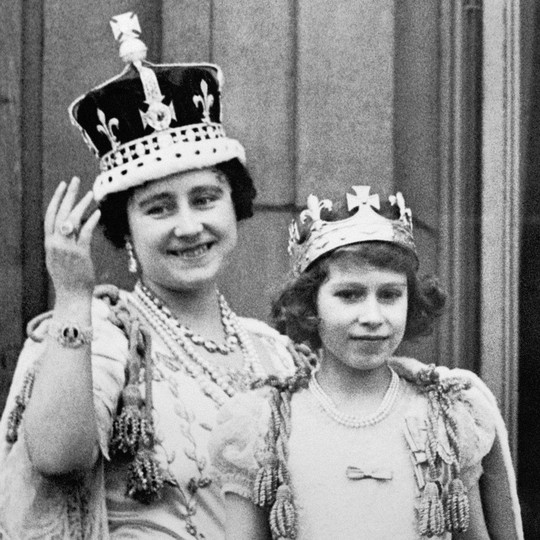 
Công chúa Elizabeth cùng với mẹ trong lễ đăng quang của cha mình - vua George VI - vào năm 1936. Ảnh: AP
