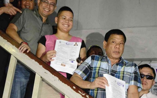 Ứng viên tổng thống Philippines Rodrigo Duterte và con gái Sara Duterte. Ảnh: Germelina Lacorte