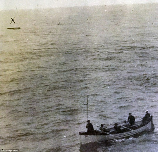 
Những thủy thủ của tàu Oceanic tiếp cận chiếc xuồng trôi dạt trên mặt nước. Ảnh: HAldridge

