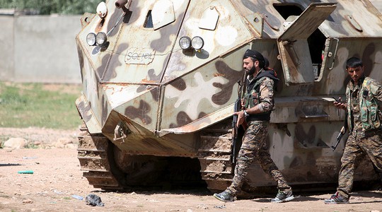 
Thành viên Các đơn vị bảo vệ nhân dân người Kurd (YPG) tại Qamishli Ảnh: REUTERS
