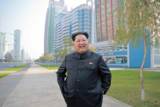 
Nhà lãnh đạo Kim Jong-un đứng trước con đường dành tặng cho các nhà khoa học Triều Tiên. Ảnh: Rodong Sinmun
