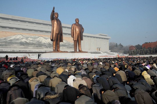 Đài tưởng niệm lớn Mansudae ở Bình Nhưỡng. Ảnh: REUTERS