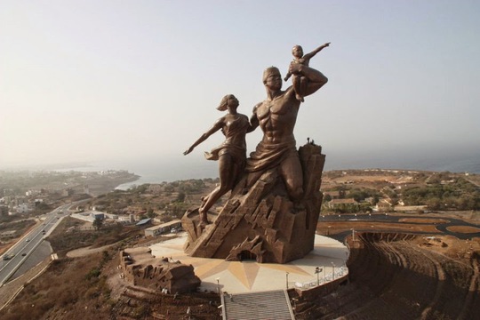 Tượng đài “Phục hưng châu Phi” đặt tại thủ đô Dakar – Senegal. Ảnh: Blackhistoryheroes