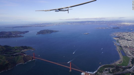 Chiếc Solar Impulse 2 bay ngang cầu Cổng Vàng ở vịnh San Francisco. Ảnh: Solar Impulse