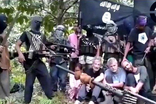 
Các nạn nhân bị bắt cóc trong đoạn video do Abu Sayyaf công bố tháng trước. Từ phải qua: ông Kjartan Sekkingstad, Robert Hall, John Ridsdel và bà Marites Flor. Ảnh: SITE
