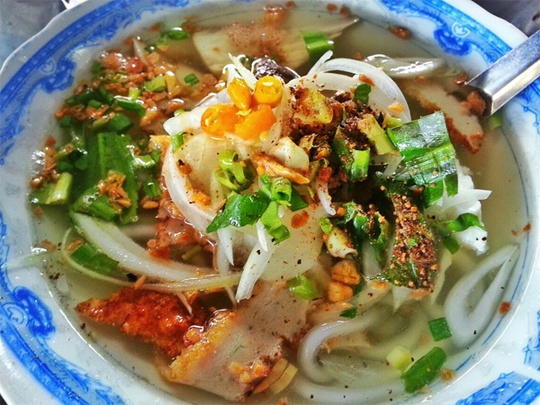 Bánh canh cá thu được ăn kèm với rau xanh, giúp thanh mát cơ thể.