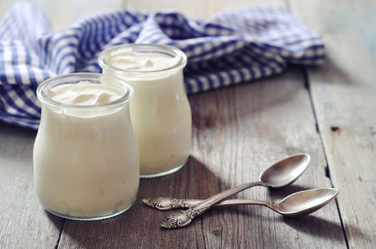 
Trong sữa chua chứa nhiều dưỡng chất rất hữu ích cho da như acid lactic và nhiều loại vitamin, khoáng chất. Khi sử dụng, sữa chua sẽ nhanh chóng làm dịu da ngay trong những lần đầu tiên. (Ảnh: Cookdiary.com)
