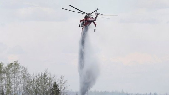 
Trực thăng được huy động trong công tác dập tắt đám cháy. Ảnh: REUTERS
