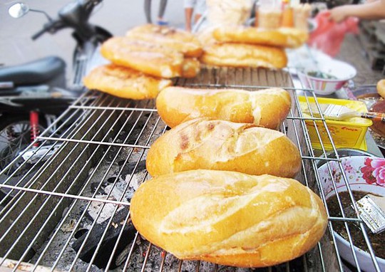 Bánh được nướng giòn trên bếp than khi có khách mua