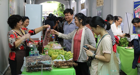 
			Nhiều người tiêu dùng tìm đến Phiên chợ xanh tử tế để mua sắm.
			