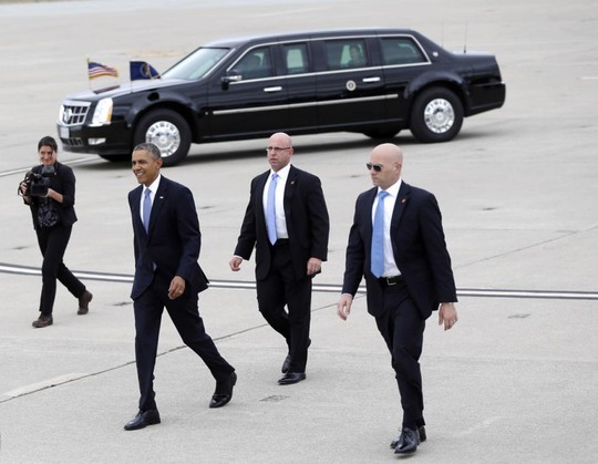 Tổng thống Obama trong vòng bảo vệ của mật vụ Mỹ. Ảnh: youthconnect.in