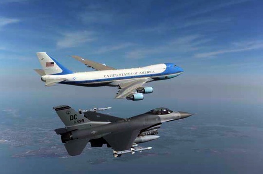 Chiếc Air Force One được một chiến đâu cơ hộ tống trên bầu trời New York – Mỹ. Ảnh: youthconnect.in