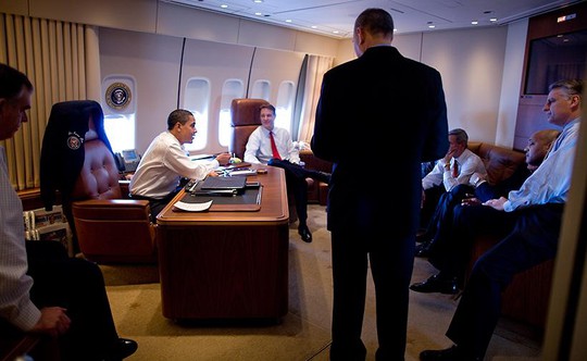 Tổng thống Obama chủ trì một cuộc họp trên Air Force One. Ảnh: youthconnect.in