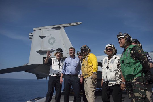 Bộ trưởng Quốc phòng Mỹ Ashton Carter (thứ 2 từ trái qua) và người đồng cấp Philippines Voltaire Gazmin (thứ 2 từ phải qua) thăm tàu USS John Stennis tuần tra biển Đông hồi tháng 4. Ảnh: INQUIRER