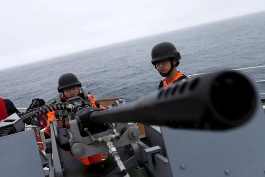 
Lực lượng Phòng vệ Bờ biển Đài Loan thử súng máy trên tàu hồi tháng 4. Ảnh: REUTERS
