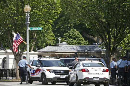 
Cảnh sát tập trung ở Nhà Trắng sau vụ nổ súng. Ảnh: AP

