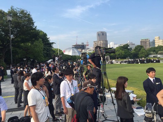 
Mọi người đang chờ buổi lễ diễn ra tại đài tưởng niệm hòa bình Hiroshima. Ảnh: TWITTER
