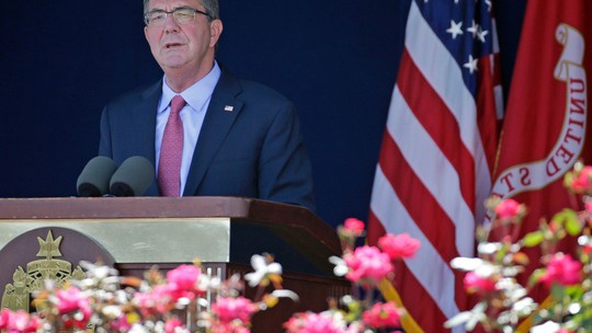 Bộ trưởng Quốc phòng Mỹ Ashton Carter phát biểu tại Học viện Hải quân ở bang Maryland hôm 27-5 Ảnh: AP